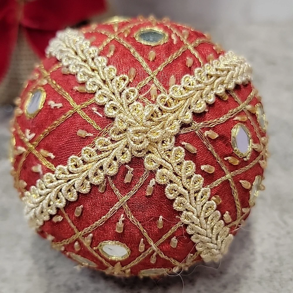 Large Vintage red fabric ornament with beads & mirrors - Picture 4 of 5